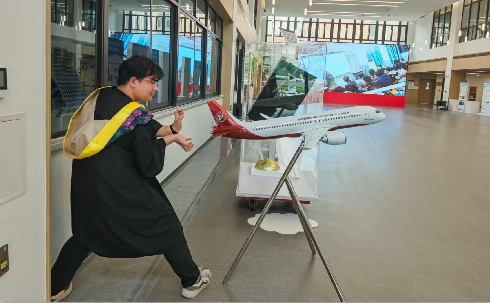 **Shanghai Dianji University Student** 